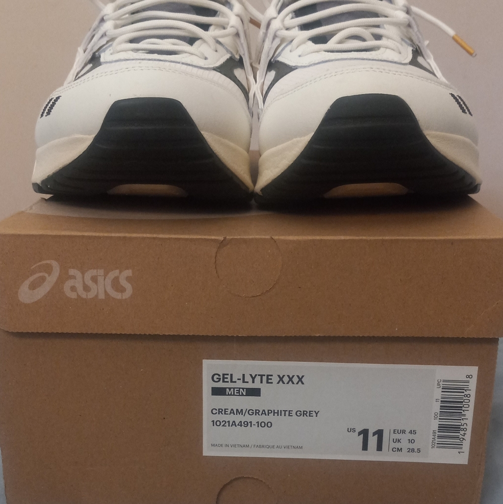 Asics Gel-Lyte XXX size11 cream/graphite gray